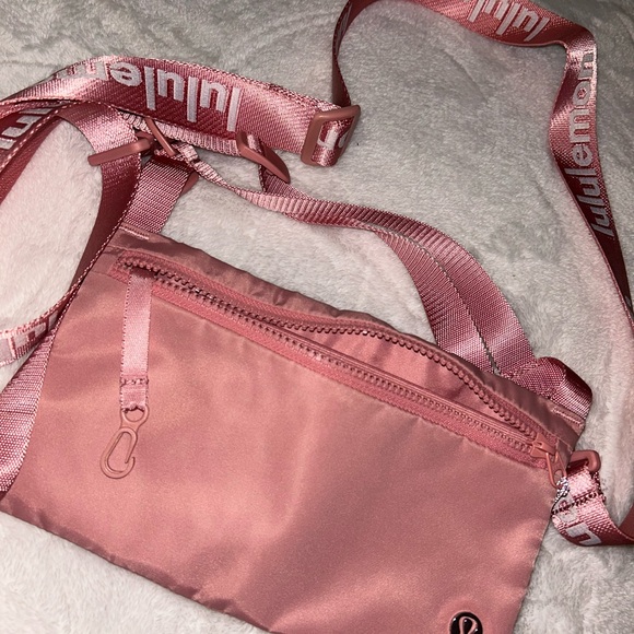 Lululemon belt and body bag - Picture 1 of 5